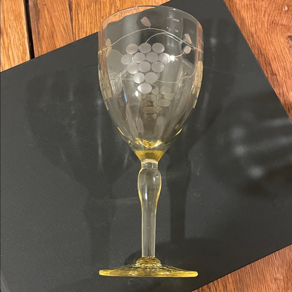 Set of 4 Vintage Uranium (Vaseline) Glass Wine Glasses – Glows Under UV - Picture 7 of 13